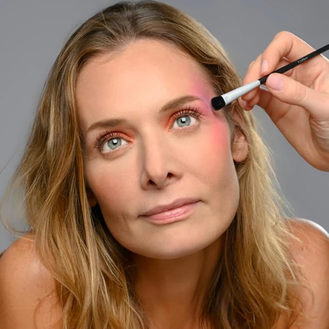 T.LeClerc Flat Brush 04 for Eyeshadows – Professional Makeup Brush for Precise Application – Soft Synthetic Bristles for Smooth Finish