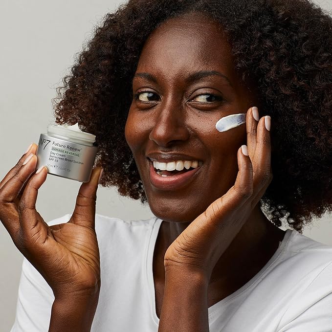 No7 Future Renew Damage Reversal Day Cream SPF 25 - Anti Aging Face Cream with SPF for Visibly Damaged Skin - Protects, Moisturizes & Reverses Dryness - Suitable for All Skin Types (1.69 Fl Oz)