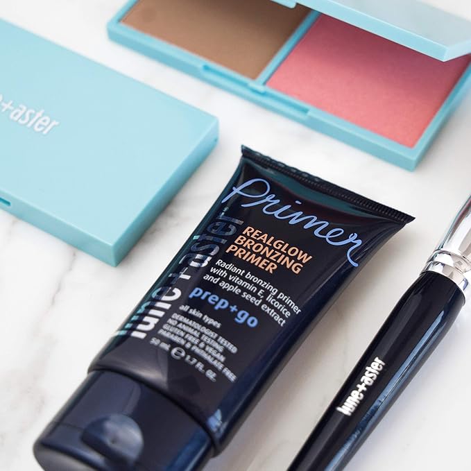 RealGlow® Bronzing Primer - Lightweight primer with sheer bronze light diffusers creates a healthy bronzed glow