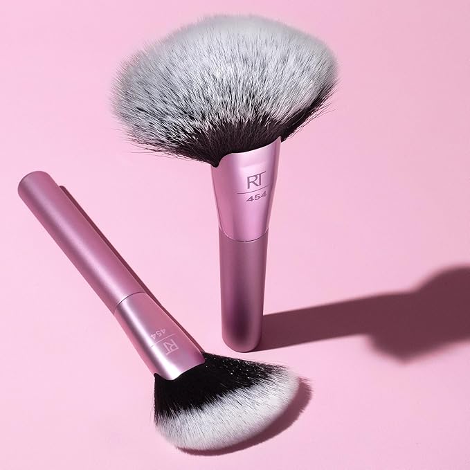 Real Techniques Extra Big Finishing Brush, Large Makeup Brush For Powder Bronzer, Highlight, & Contour, XL Oversized Fan Brush For Quick Application, Cruelty-Free, Synthetic Bristles, 1 Count